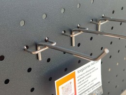 Гачок хромований в перфорацію L100мм.d4мм. крок 30мм Гачок хромований в перфорацію L100мм.d4мм. крок 30мм